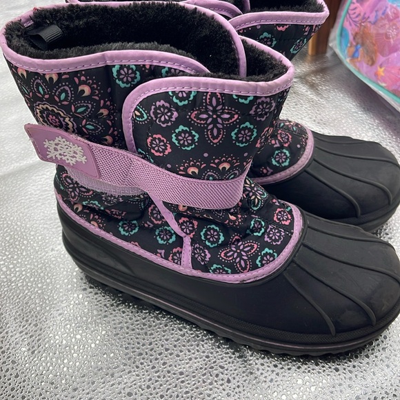 Children’s Place Snow Boots size 4 - Picture 1 of 3